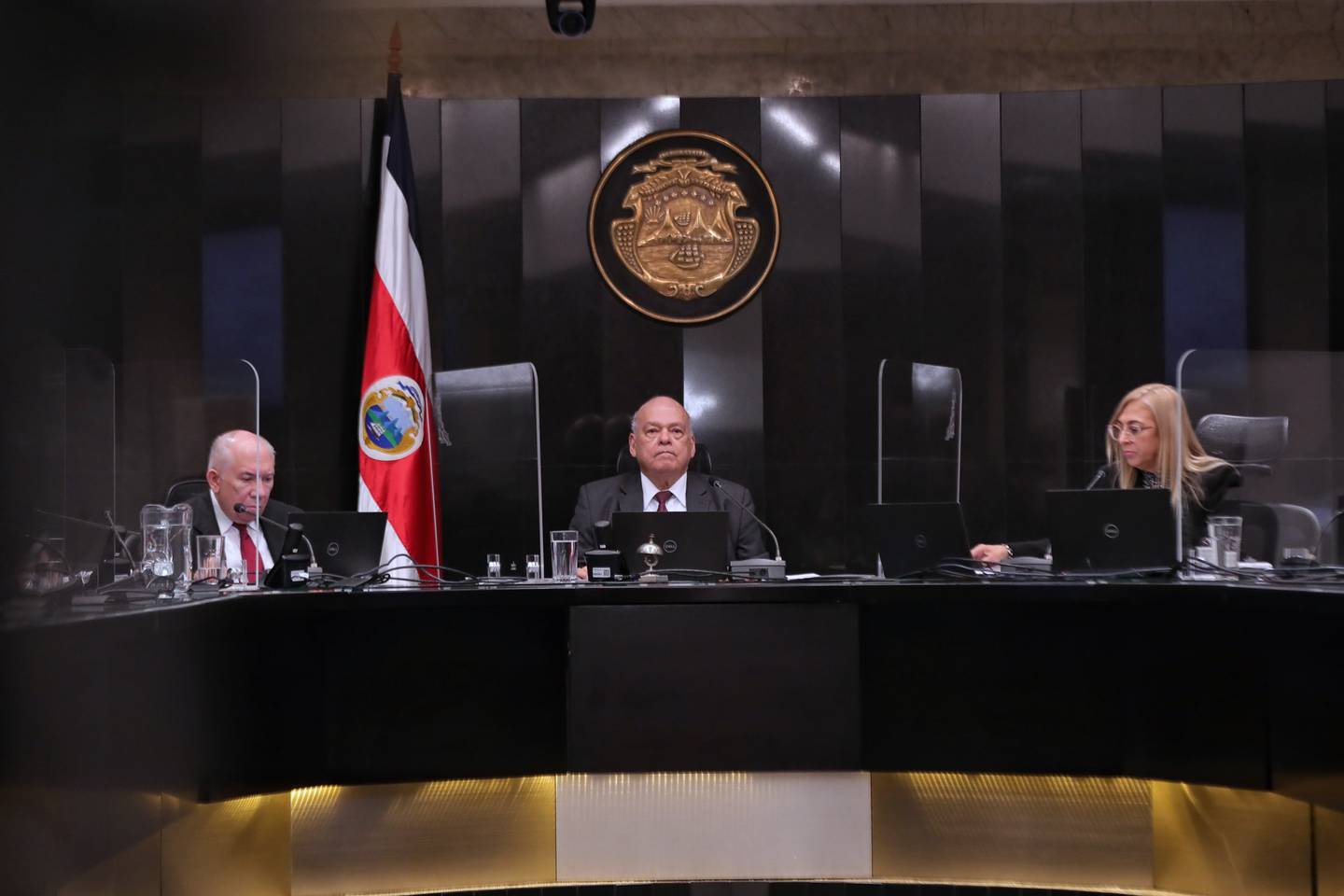 Grupo de personas en un restaurante
Descripción generada automáticamente con confianza media